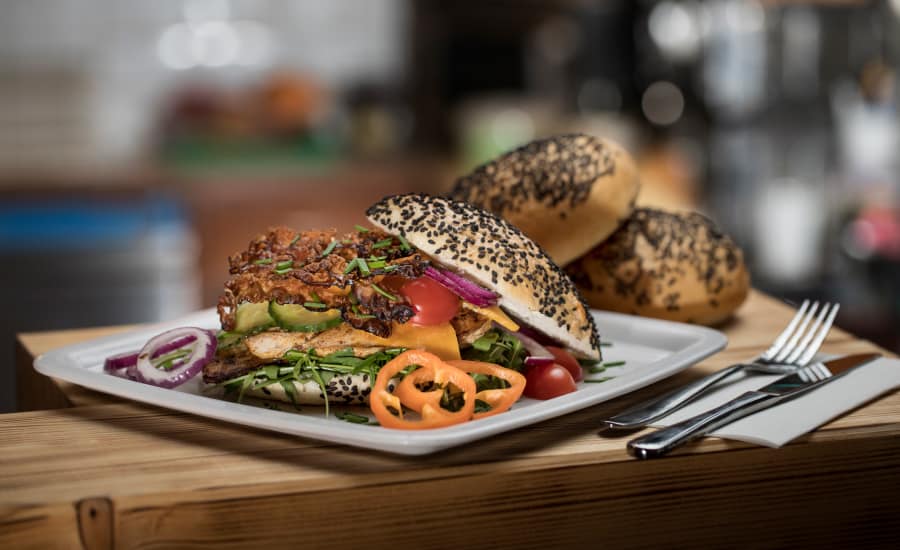 Hamburger angerichtet
