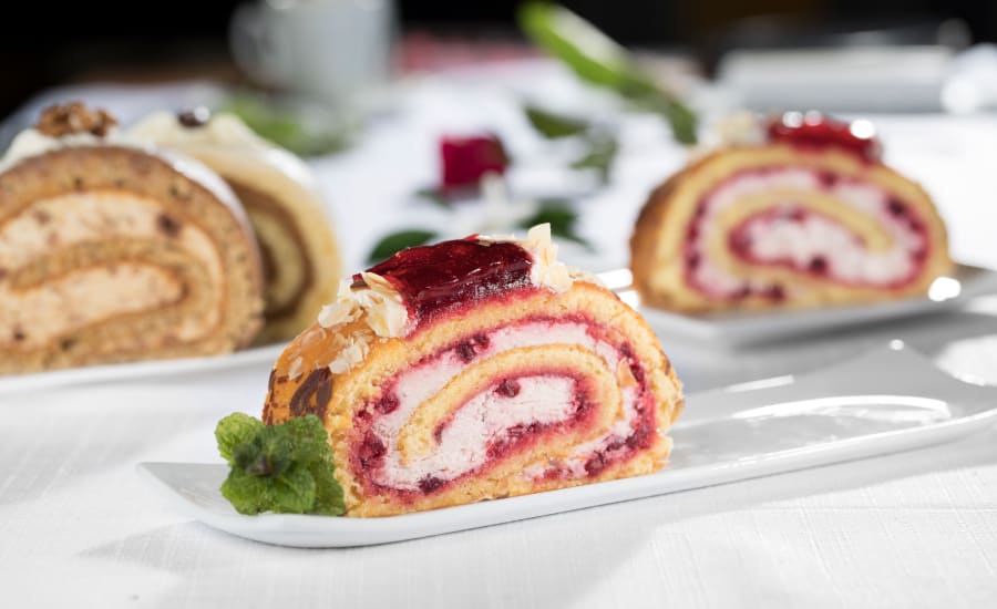 Himbeerrolladen angerichtet