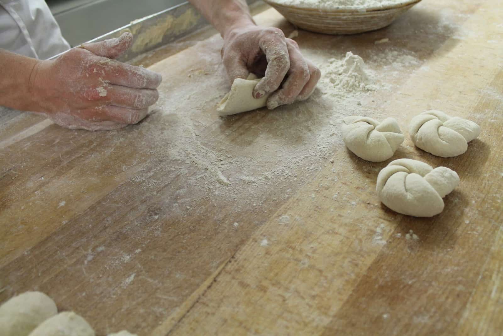 Teig traditionell per hand geknetet 