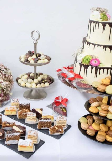 Kaffee und Kuchen angerichtet