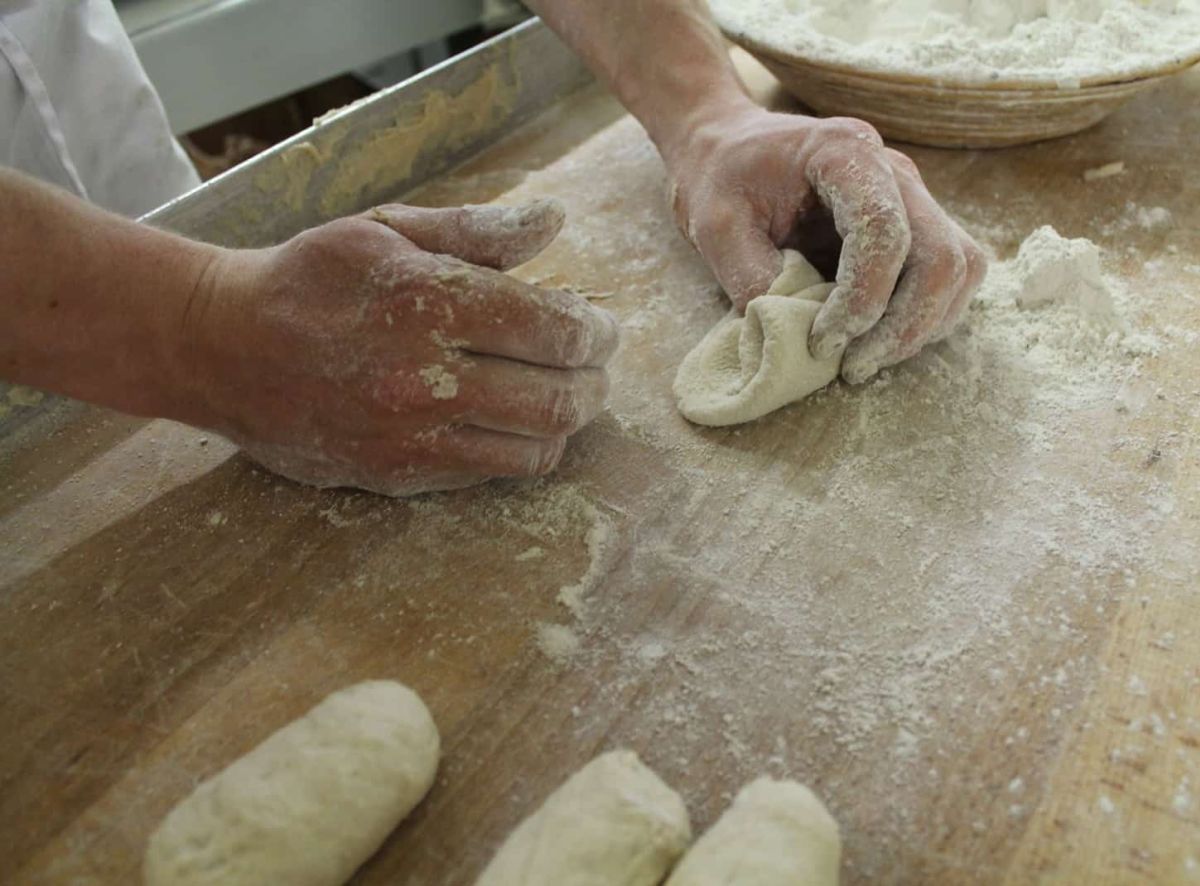 Tradiotionelles Teigkneten per Hand