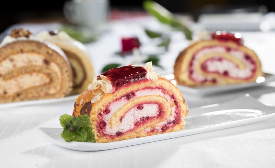 Himbeerrolladen angerichtet