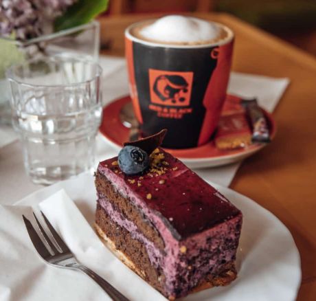 Kaffee und Kuchen serviert