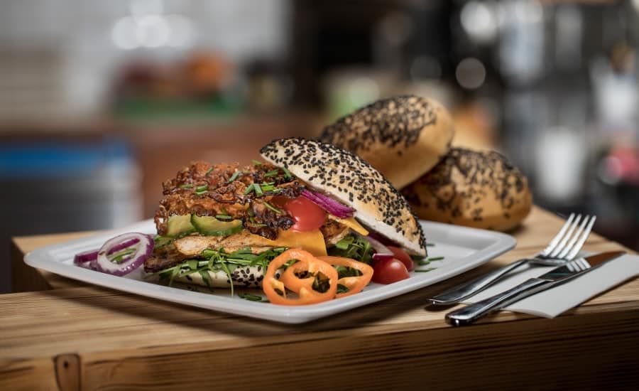 Hamburger angerichtet