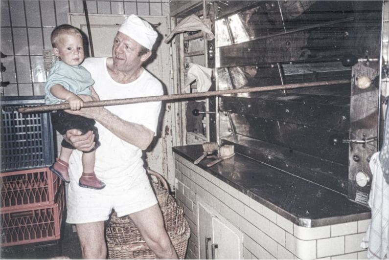 Archivfoto von Adolf mit Simon Sailer auf dem Arm