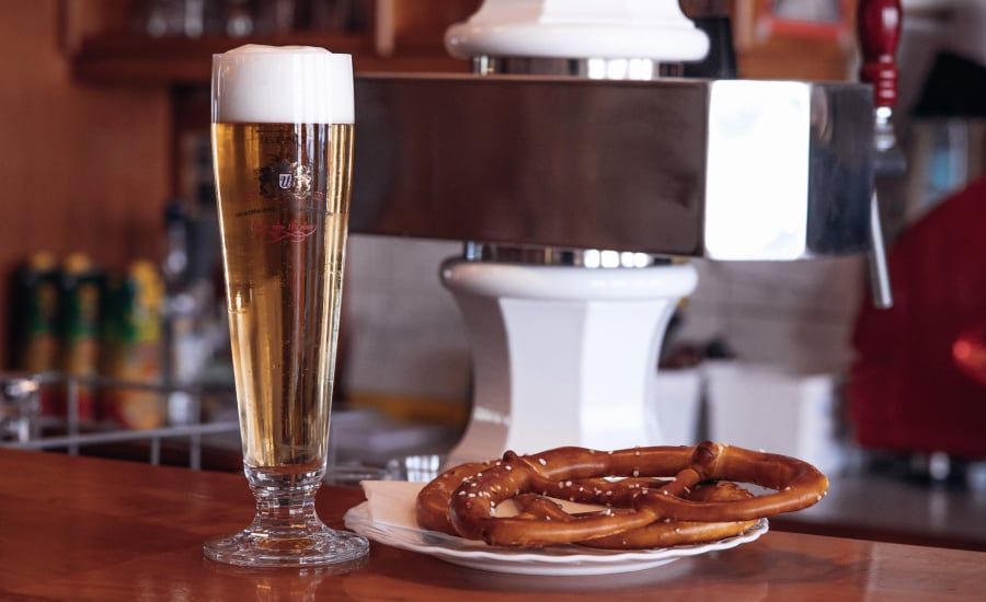 Bier und Brezel auf Theke