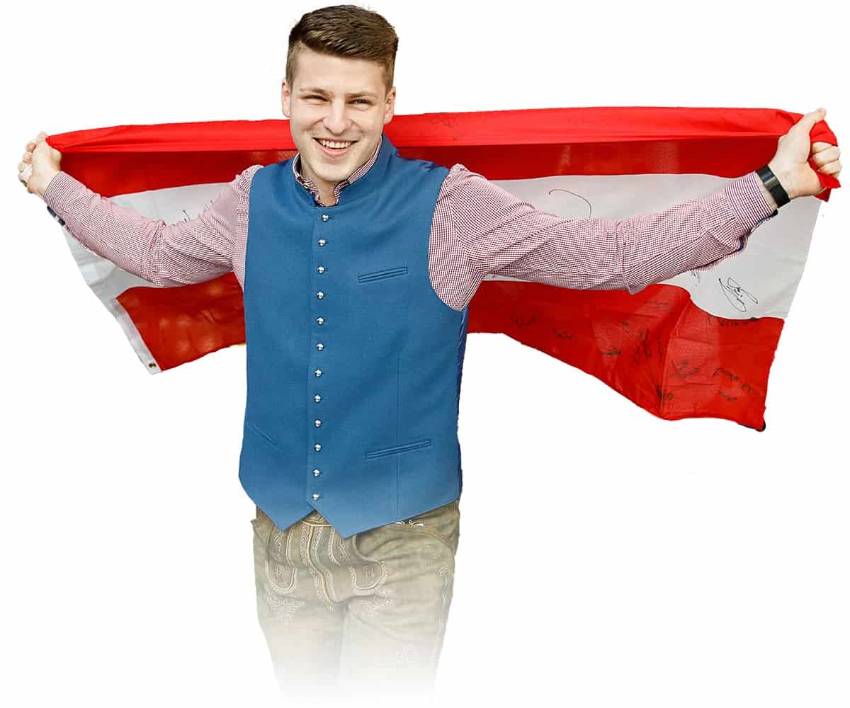 Simon Sailer hält Öterreichflagge