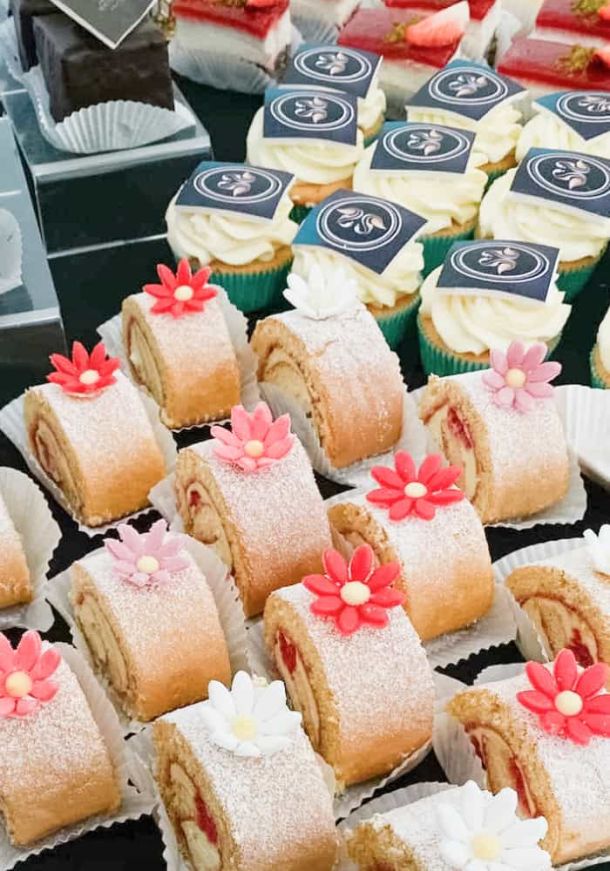 catering petit fours mini rouladen 1