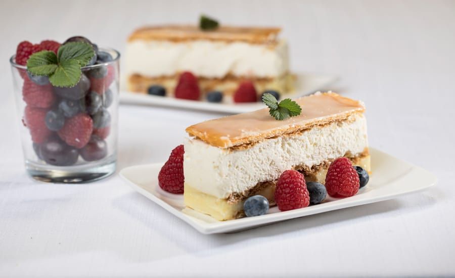 Sahneschnitten angerichtet