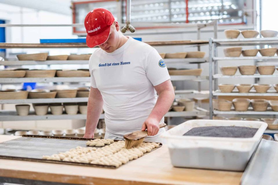 Sailer Azubi bei Arbeit in Backstube