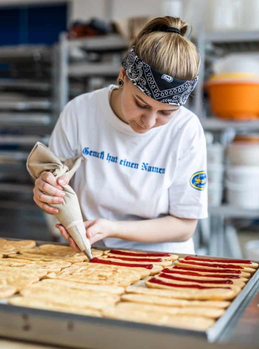 Bäckerin von Sailer fokussiert auf feine Detailarbeit an Gebäckstücken