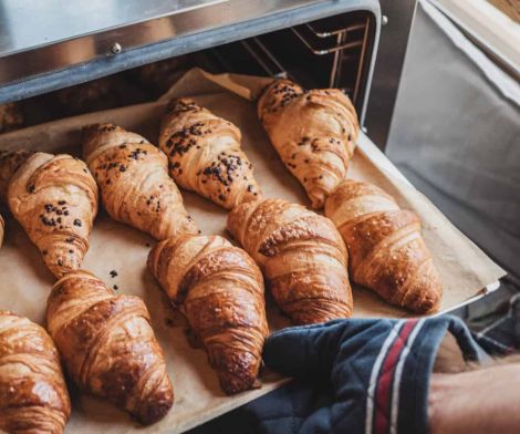 Firsch gebackene Croissants aus Backofen entwendet