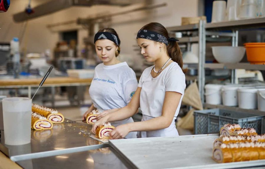 Sailer Konditorin machen Rolladen servierfertig