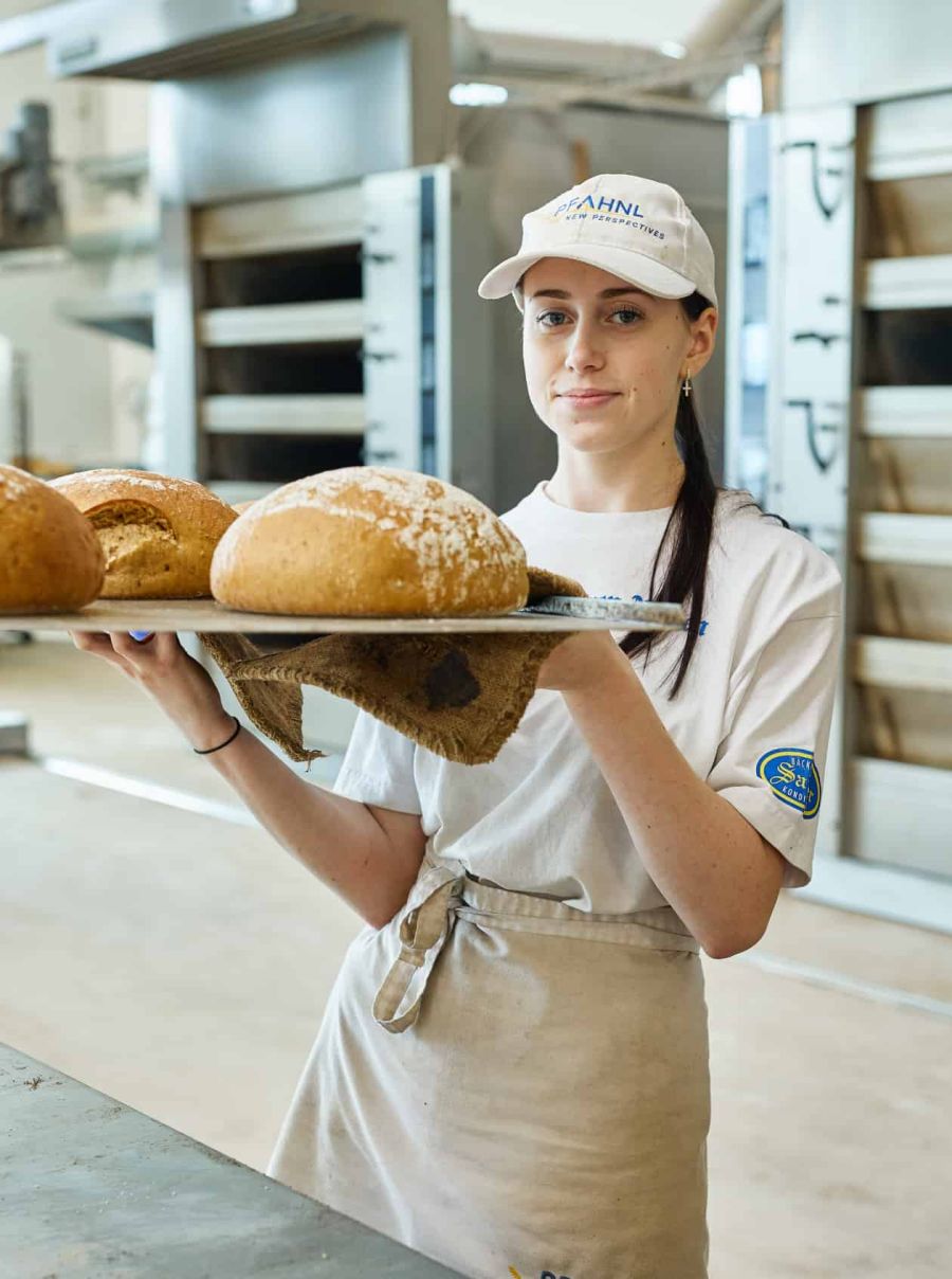 Sailer Mitarbeiterin mit Brottablett