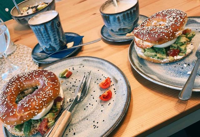 Sailer Frühstück mit belegten Beigels und Kaffee