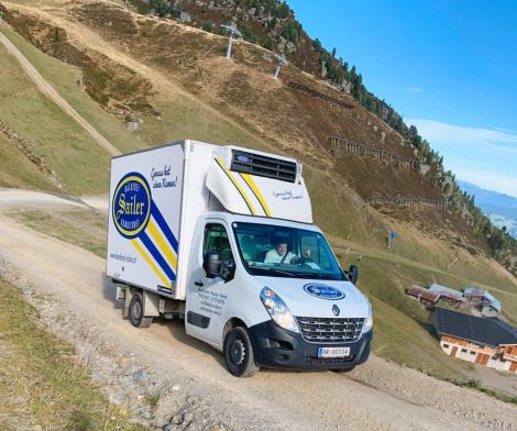 Sailer Lieferwagen fährt Berg hinauf